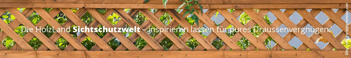 Ausschnitt eines Holzzauns in Gitter-Optik mit der Aufschrift Die HolzLand Sichtschutzwelt, inspirieren lassen für pures Draussenvergnügen.