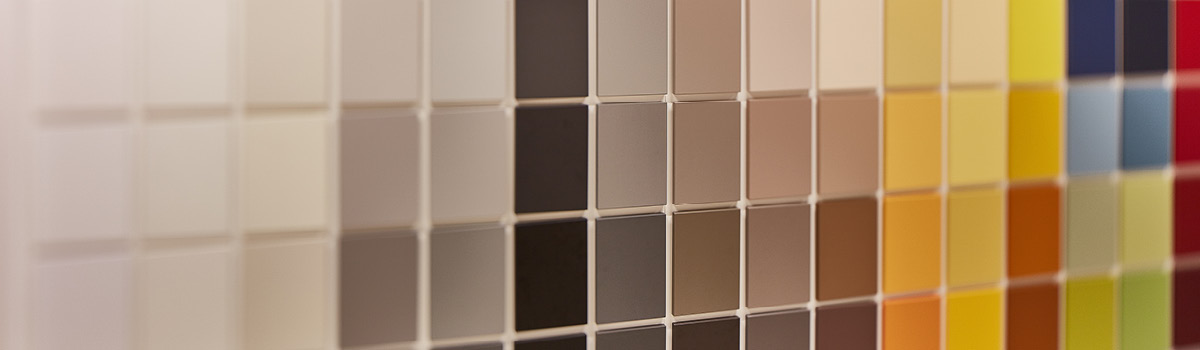 Mosaik in diversen Farben, von Weiß - über Schwarz und Braun - bis hin zu Gelb, Grün, Blau und Rot