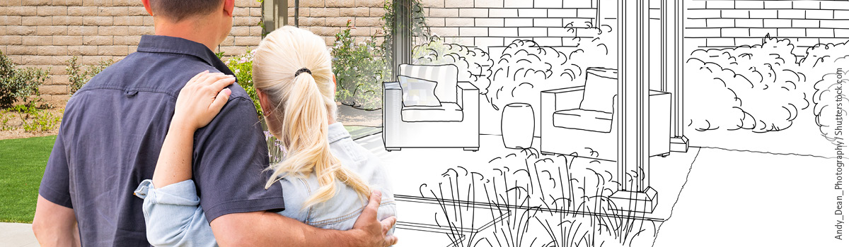 Pärchen steht Arm in Arm vor Garten - eine Hälfte des Bildes ist eine Zeichnung mit Lounge-Ecke und Bepflanzung