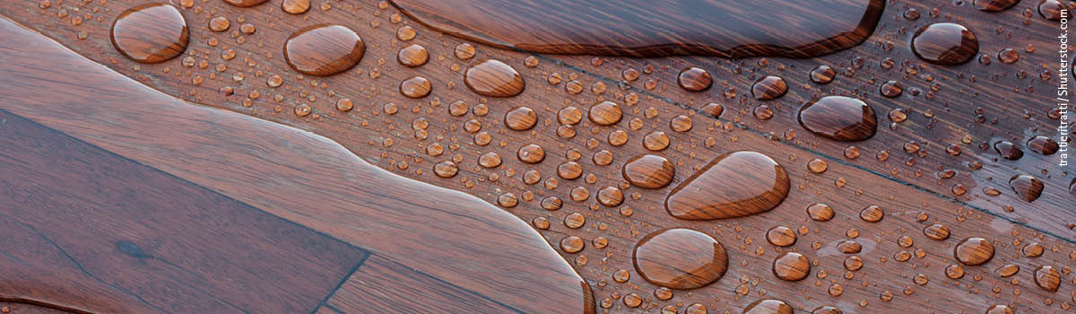 Holzboden mit Wasserpfützen